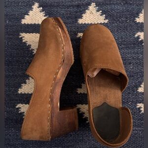 Sandgrens Brett closed back wooden suede brown clogs